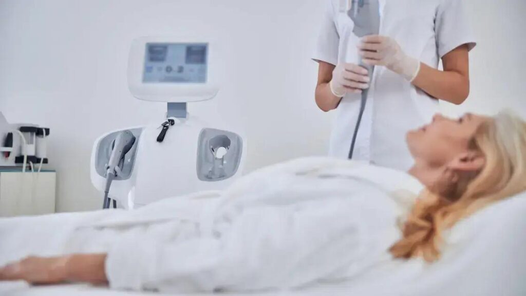 Uso de inteligência artificial e aprendizagem de máquina em diagnóstico de pele, personalização de tratamentos e realidade aumentada nas consultas.